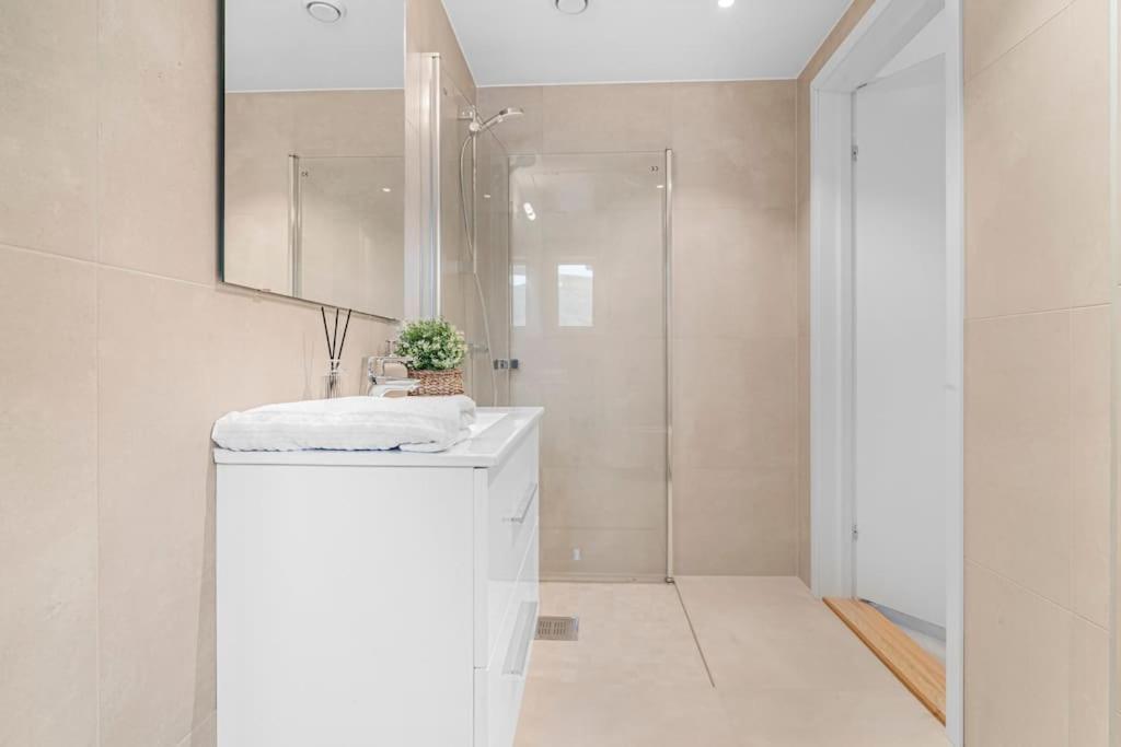 New! Huge Modern Apartment! Fit For Two Families! 卑爾根 外观 照片